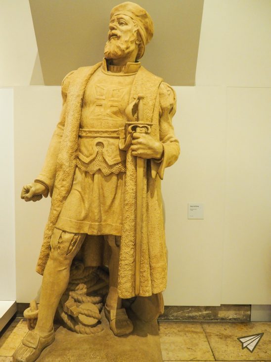 Museu de Marinha statue